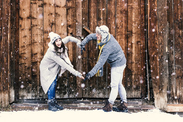 Verliebtes Paar im Winter Valentinstag machen ein Herz mit den Armen 