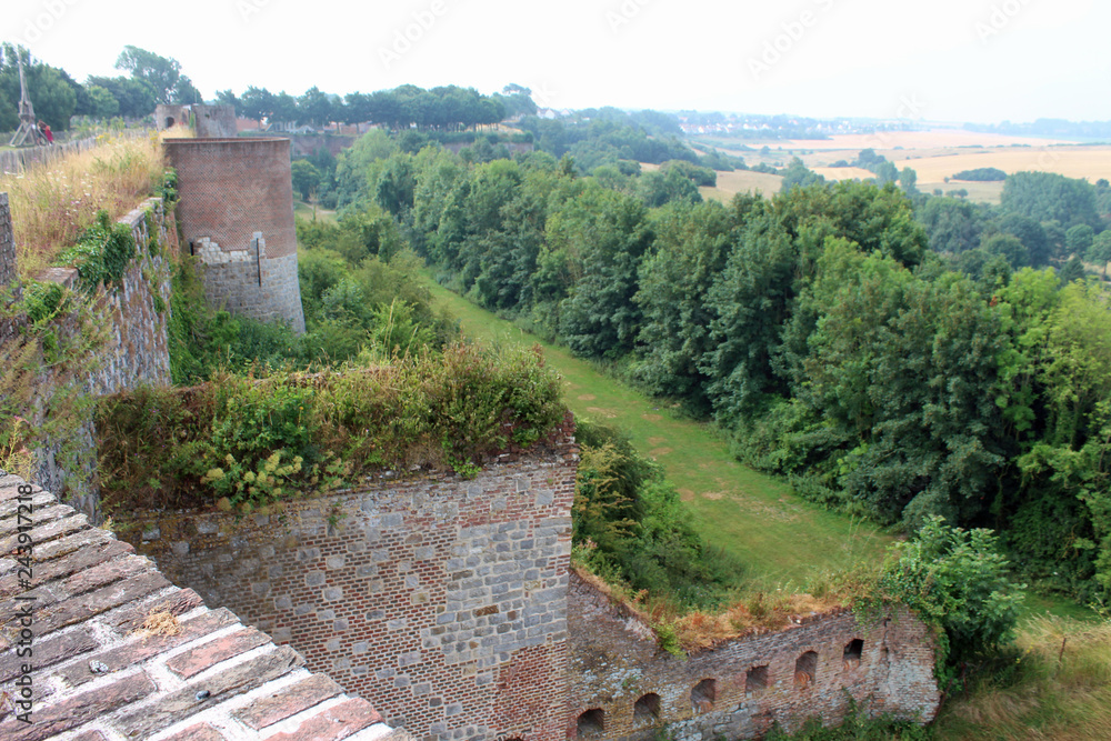 1000_F_243917218_r2zuoPufjc3lpdMB7x4vbsma2FiEc0JJ.jpg