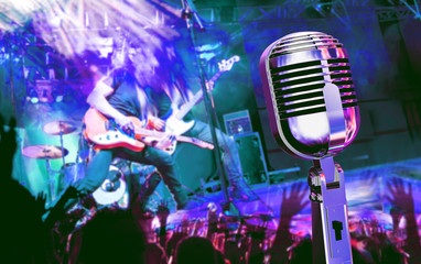Actuación musical en el escenario. Recreación y espectáculo musical. Música en vivo y fondo de conciertos. Guitarrista y bateria y cantante. Entretenimiento nocturno y festivales.