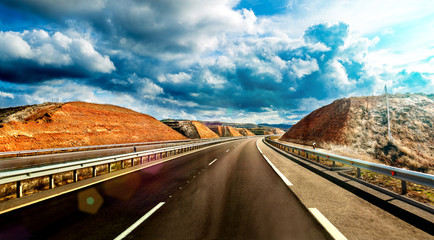 Viajes por carretera y entretenimiento.Paisaje escénico de autovía y cielo nuboso.Concepto de destino y seguridad vial