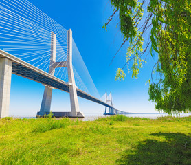 Puente de vasco da Gama en Lisboa,Portugal.Parque y puente moderno.Naturaleza y arquitectura