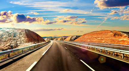 Viajes por carretera y entretenimiento.Paisaje escénico de autovía y cielo nuboso.Concepto de destino y seguridad vial