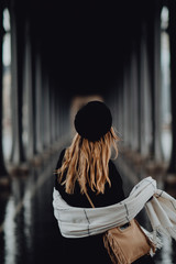 Parisienne sous les ponts de Paris