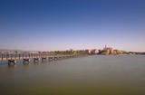 Pontile sul lago di Lesina e vista del paese sullo sfondo