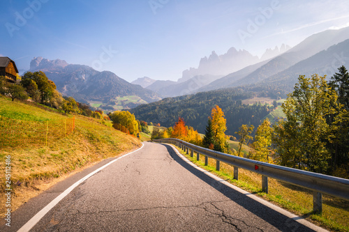 Zdjęcie XXL Funes Valley, niedaleko Santa Magdalena, jesienią. Dolomity, Południowy Tyrol, Włochy