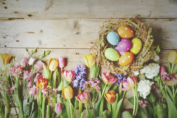 Ostern - Osternest mit Eiern auf Holz - Frühlingsblumen 