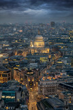 Blick über die beleuchtete Skyline von London am Abend auf die St. Pauls Kathedrale
