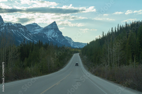 Zdjęcie XXL Prosta droga naprzód w Kanadyjskich Skalistych górach wzdłuż Icefields parkway w Alberta, Kanada