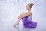 junge Ballerina tanz im Ballettstudio
