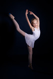 junge Ballerina tanz im Ballettstudio