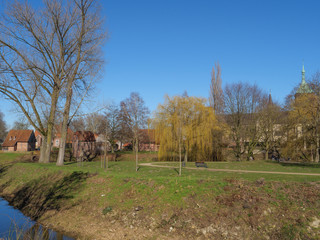 Alte Häuser am Fluss im Münsterland