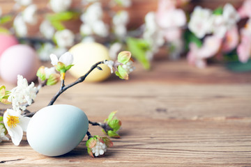 Frohe Ostern Hintergrund mit bunten Ostereiern und Blumen