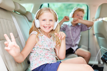 Glückliche Kinder singen zur Musik im Auto