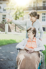 seniorin im Rollstuhl beim spazieren 