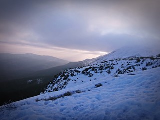 Wschód słońca zimą w górach - Babia Góra, Beskid Żywiecki. Śnieżne góry