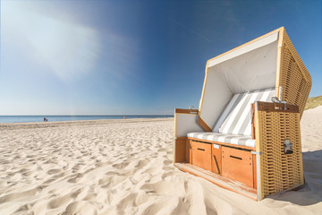 Strandkorb an einsamem Sandstrand auf Sylt