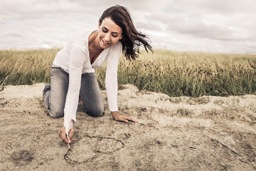 frau an der Küste am Strand