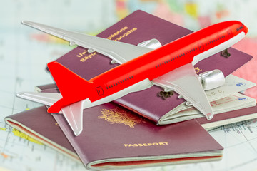 Avion sur passeports et carte du monde 