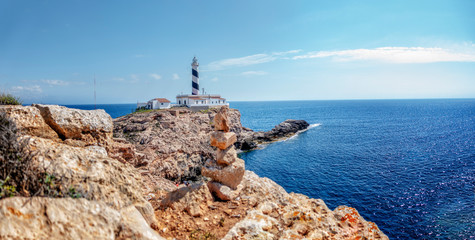 Wegweiser zu Land und zu Wasser: Leuchtturm am Cap de Cala Figuera auf Mallorca