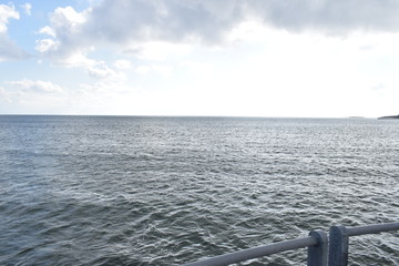 Accoudé à la balustrade, contemplation de l'immensité océanique, dans la Baie d'Audierne dans le Finistère en Bretagne