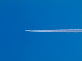 Flugzeug mit Kondensstreifen