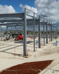 Ossature métallique d'un batiment en construction