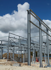 Ossature métallique d'un batiment en construction