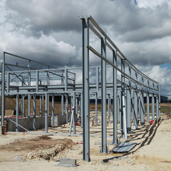 Ossature métallique d'un batiment en construction