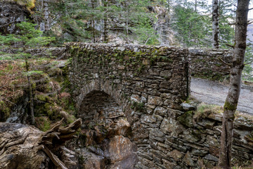 Ancien Pont en arc en pierre, Cascade d’Enfer, forêt du Lys, Gouffre d’Enfer, Cirque des Crabioules