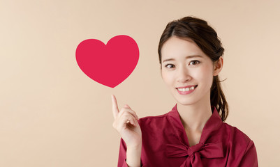 ハートを見せる女性