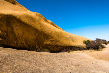 goldener Felsen in der Mittagssonne - Spitzkoppe , Namibia