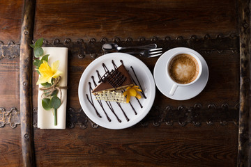  Różneciastka i torciki jako przystawki podane na talerzu prezentowane na pokazach kulinarnych