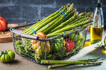 Frischer grüner und weisser spargel auf dunkelem Hintergrund