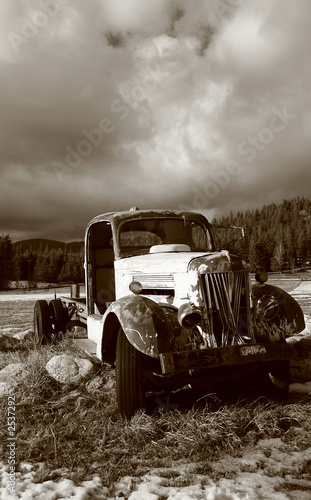 Fototapeta rusted antique truck