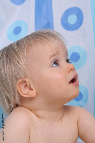 <b>Sven Bähren</b> - Fotolia.com Kleinkind in der Dusche - 400_F_4108878_INV55dqQvoQXXeTUu5rCEbXsJkoQAdCJ