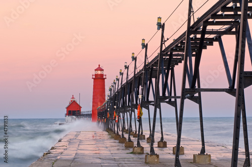 latarnia-morska-grand-haven-o-swicie