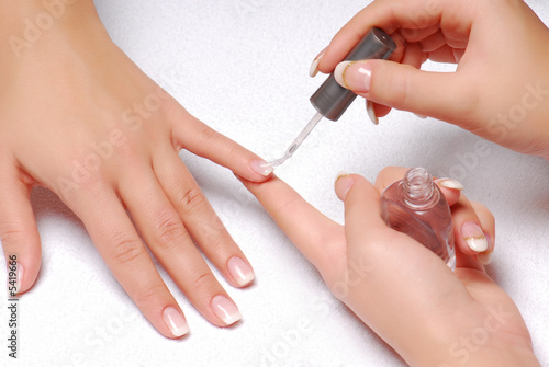 Zdjęcia Skin care. Applying of the Transparent varnish.