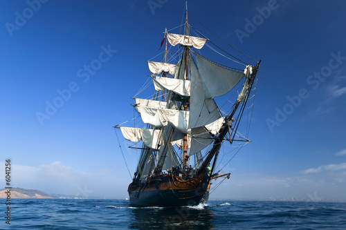 hms-surprise-zaglowiec-na-morzu-pod-pelnymi-zaglami