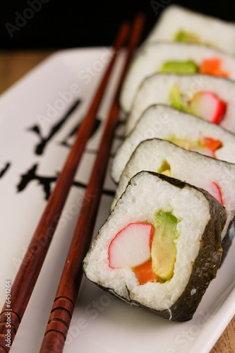 california-spring-rolls-na-plytce-japonski-z-paleczki
