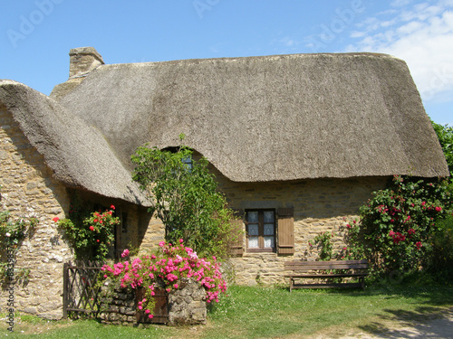 Maison avec toit de chaume à Kerhinet en Bretagne © marité74