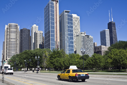zolte-taksowki-w-centrum-chicago