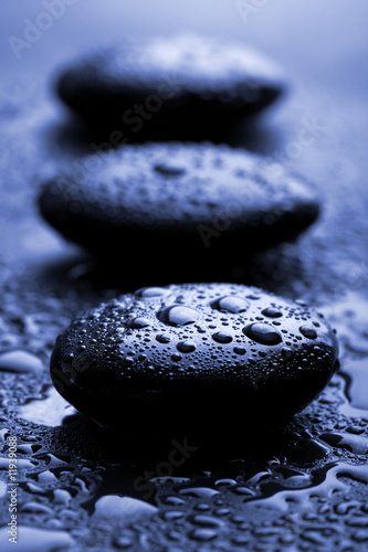 blyszczace-kamienie-zen-z-kropli-wody
