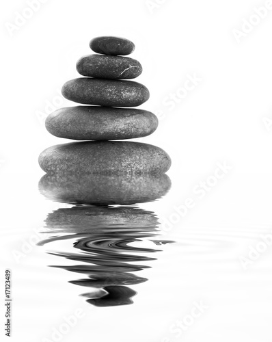 kamienie-zen-odbijaja-sie-w-lustrze-wody
