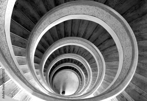 spiralne-schody-w-kolorze-bialym-i-czarnym
