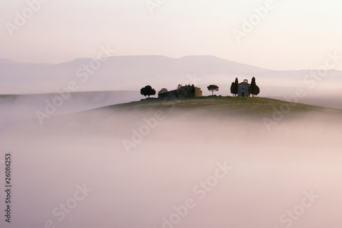 wzgorza-krajobraz-tuscany-w-ranek-mgle