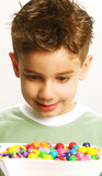 IMAGEN NINO COMIENDO GOLOSINA imagen nino comiendo golosina: