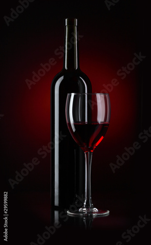 butelka-i-szklo-czerwone-wino-na-czarnym-tle