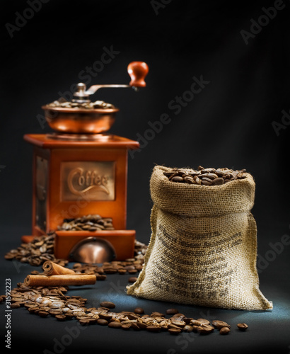 ciemna-kompozycja-mlynka-do-kawy-i-torebki
