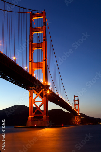 golden-gate-bridge-przy-polmrokiem-san-fransisco-kalifornia