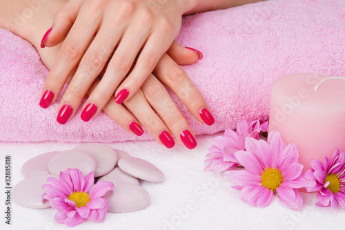 spa-manicure-z-rozowe-kwiaty-kamienie-i-swieca